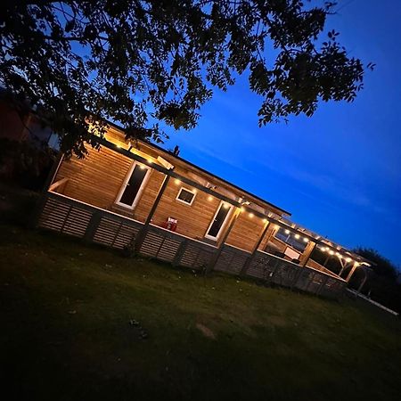 Tracey'S Hideaway - With Hot Tub & Amazing Views Hotel Llanasa Buitenkant foto