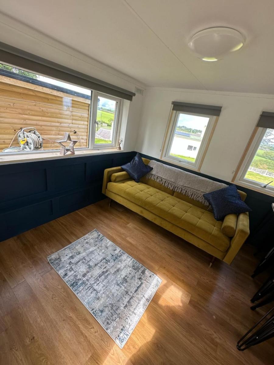 Tracey'S Hideaway - With Hot Tub & Amazing Views Hotel Llanasa Buitenkant foto
